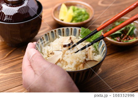 秋の料理 土鍋で炊いた炊き立ての 松茸ご飯 松茸ごはん 108332996