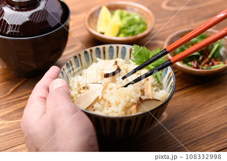 秋の料理 土鍋で炊いた炊き立ての 松茸ご飯 松茸ごはん 秋の料理 土鍋で炊いた炊き立ての 松茸ご飯 松茸ごはん 108332998