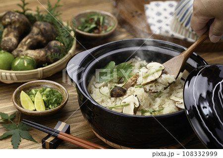 秋の料理 土鍋で炊いた炊き立ての 松茸ご飯 松茸ごはん 秋の料理 土鍋で炊いた炊き立ての 松茸ご飯 松茸ごはん 108332999