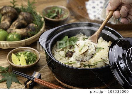 秋の料理 土鍋で炊いた炊き立ての 松茸ご飯 松茸ごはん 秋の料理 土鍋で炊いた炊き立ての 松茸ご飯 松茸ごはん 108333000