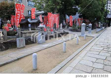 日本のお寺：大阪市の四天王寺境内にある地蔵群の風景 108333030