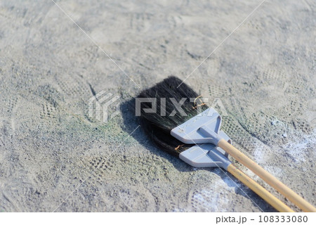 グラウンドを清掃するための掃き箒 108333080