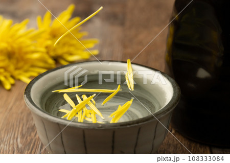 食用菊　日本酒　花びら落とす 108333084