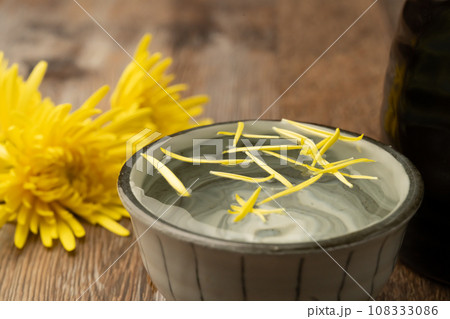 食用菊　日本酒　花びら落とす 108333086