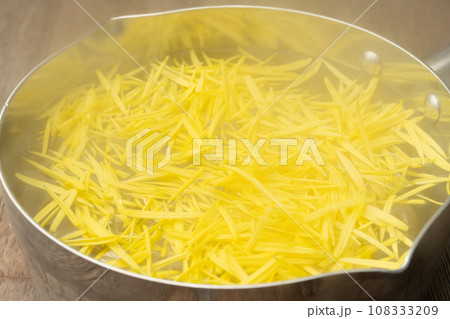 食用菊　茹でる 108333209