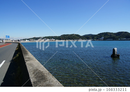 逗子海岸 海中に立つ「不如帰」の碑 逗子海岸 海中に立つ「不如帰」の碑 108333211