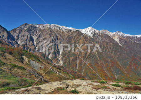 秋の八方尾根より白馬連峰を望む 108333366