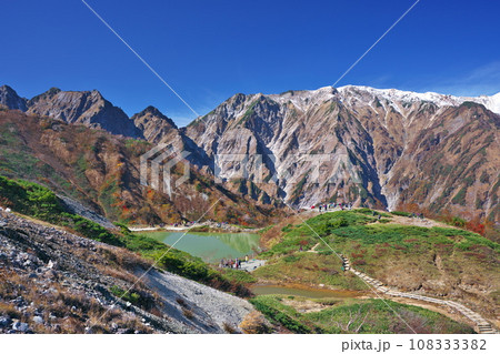 白馬連峰と八方池の美しい三段紅葉 108333382