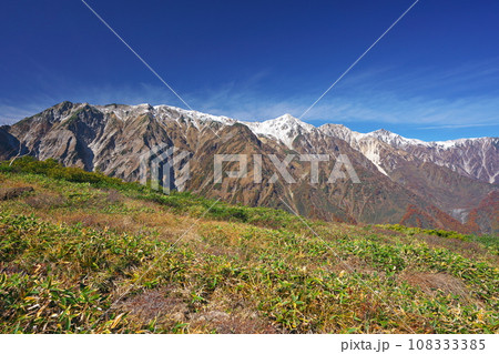 秋の八方尾根より白馬連峰を望む 108333385