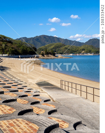 大野浦海水浴場。広島県三原市、佐木島。(縦構図) 108333422