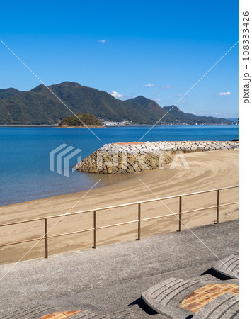 大野浦海水浴場。広島県三原市、佐木島。(縦構図) 108333426