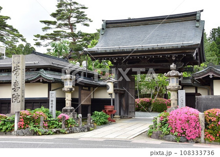 和歌山県 高野山の宿坊・常喜院と満開サツキ 和歌山県 高野山の宿坊・常喜院と満開サツキ 108333736