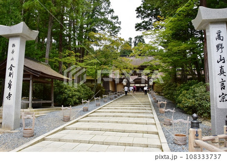 和歌山県 高野山の金剛峯寺参道と正門 和歌山県 高野山の金剛峯寺参道と正門 108333737