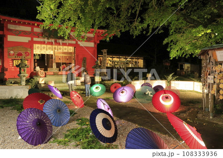 ライトアップされた和傘 108333936