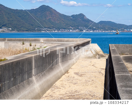 佐木島(広島県三原市)の海岸にて。 佐木島(広島県三原市)の海岸にて。 108334217