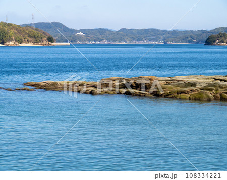佐木島(広島県三原市)の海岸から瀬戸内海を眺める。 108334221