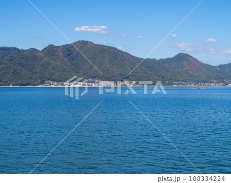 佐木島(広島県三原市)の海岸から、瀬戸内海と本州方面を眺める。 佐木島(広島県三原市)の海岸から、瀬戸内海と本州方面を眺める。 108334224