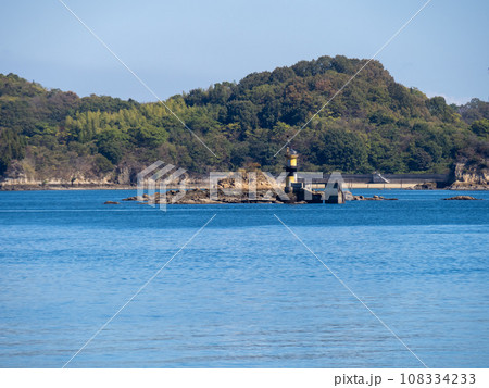 ハカン島灯標と瀬戸内海の風景。(広島県) 108334233