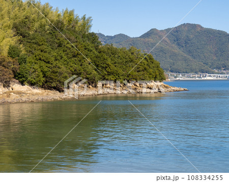 佐木島(広島県三原市)の海岸と穏やかで美しい瀬戸内海の風景。 佐木島(広島県三原市)の海岸と穏やかで美しい瀬戸内海の風景。 108334255