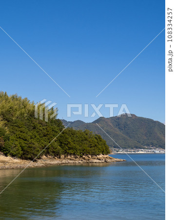 佐木島(広島県三原市)の海岸と穏やかで美しい瀬戸内海の風景。(縦構図) 108334257