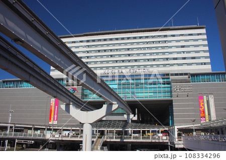青空下のJR小倉駅とモノレール 108334296