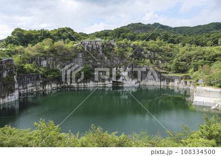 花崗岩の採掘跡に水が溜まりできた湖 108334500