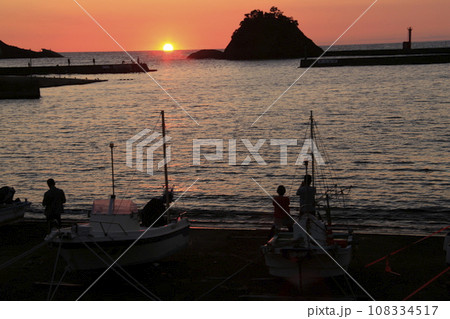 仁科港の夕陽に染まる景色 仁科港の夕陽に染まる景色 108334517