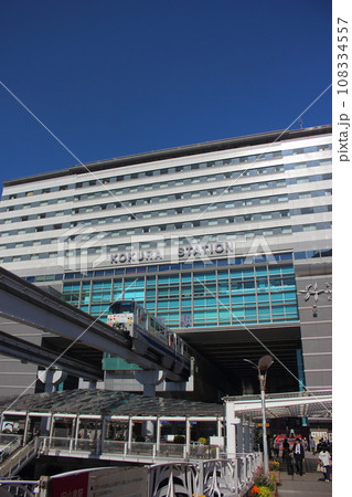 青空下のJR小倉駅とモノレール 【縦位置】 108334557