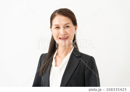 ビジネス 女性 シニア ポートレート ビジネス 女性 シニア ポートレート 108335425