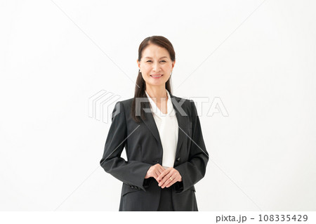 ビジネス　女性　シニア　ポートレート 108335429