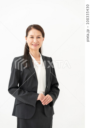 ビジネス　女性　シニア　ポートレート 108335430