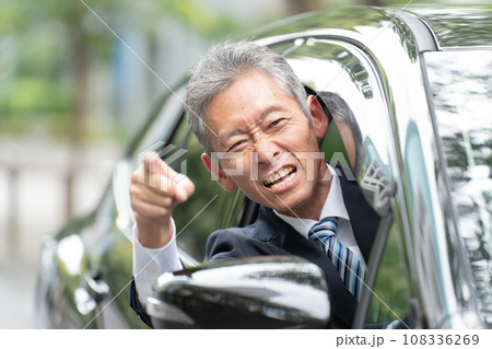 運転　車　キレる高齢者 108336269