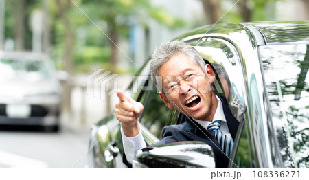 運転　車　キレる高齢者 108336271