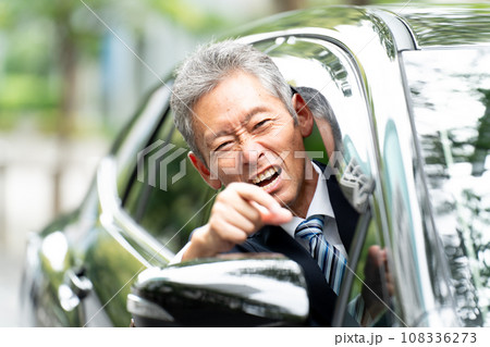 運転　車　キレる高齢者 108336273