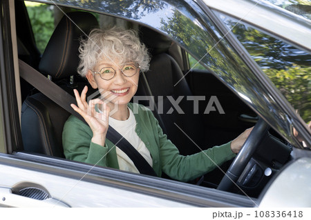 運転席でオーケーサインをするシニア女性 108336418