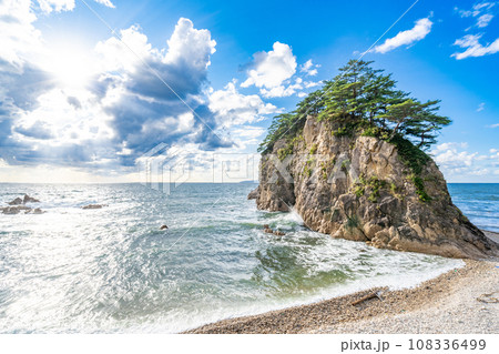 眼鏡岩海岸 松島と男鹿の美観をあわせもつ絶景 海府遊記 眼鏡岩海岸 松島と男鹿の美観をあわせもつ絶景 海府遊記 108336499