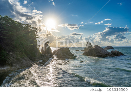 眼鏡岩海岸 松島と男鹿の美観をあわせもつ絶景 夕景 ロマンチック 眼鏡岩海岸 松島と男鹿の美観をあわせもつ絶景 夕景 ロマンチック 108336500