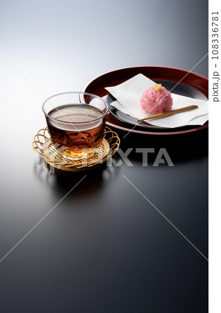 麦茶と和菓子 麦茶と和菓子 108336781