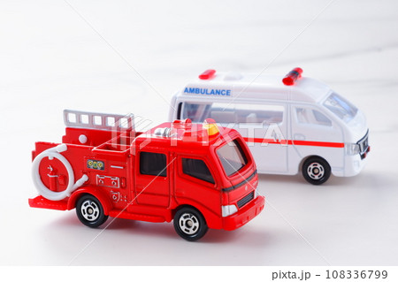 出動する消防車（ポンプ車）と救急車（PA連携） 108336799