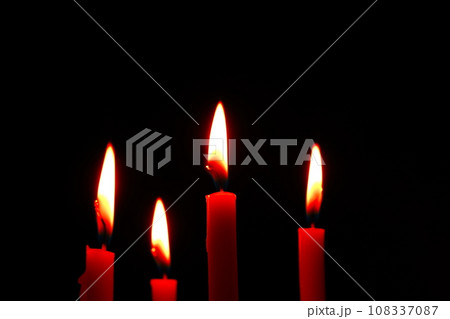 暗闇に灯る4本のローソク（クリスマスのアドベントクランツ） 108337087