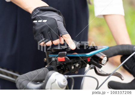 ロードバイクにスマホホルダーで取りつけたスマホナビを操作 ロードバイクにスマホホルダーで取りつけたスマホナビを操作 108337206