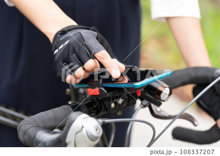 ロードバイクにスマホホルダーで取りつけたスマホナビを操作 ロードバイクにスマホホルダーで取りつけたスマホナビを操作 108337207