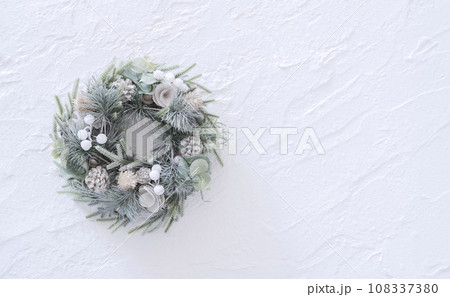 白い漆喰の壁の上にあるクリスマスリース 108337380