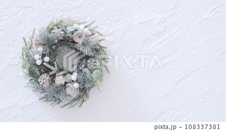 白い漆喰の壁の上にあるクリスマスリース 白い漆喰の壁の上にあるクリスマスリース 108337381