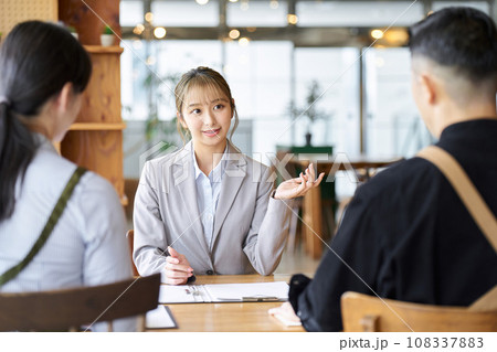 飲食店の経営者に営業をするアジア人ビジネスウーマン 108337883
