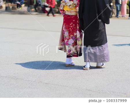 屋外での和装結婚式 108337999