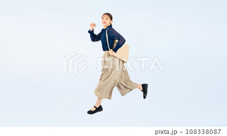 ジャンプするカジュアルウェアを着た女性 108338087