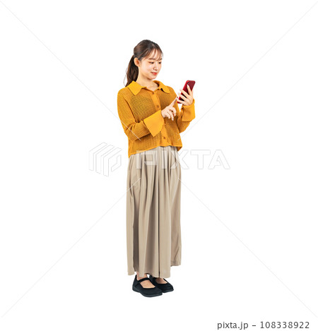 スマホを使う女性の全身写真 切り抜き背景透過写真PNG スマホを使う女性の全身写真 切り抜き背景透過写真PNG 108338922