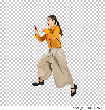 PNG一名穿著休閒服的女性在使用智慧型手機時跳躍，剪裁背景透明照片 108338924