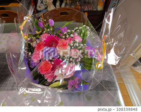 誕生日プレゼントの花束 誕生日プレゼントの花束 108339848